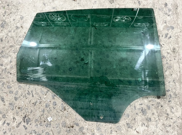 Скло задньої двері правої 5P0845026A VAG