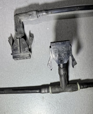 Форсунка омивача скла лобового, права 5P0955985B VAG