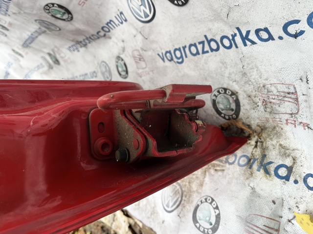 Дверний шарнір правий передній 6Q0831412A VAG