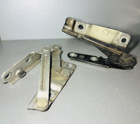 Петля капота, права 6Y0823302A VAG