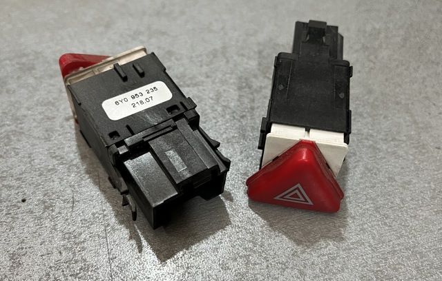 Кнопка аварійки Skoda Fabia 1