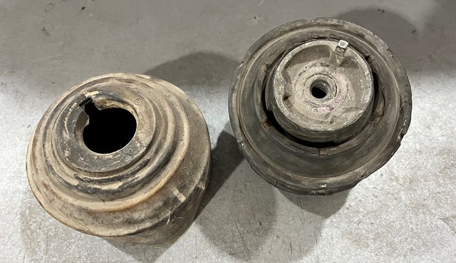 Ліва подушка двигуна A2102400717 MERCEDES