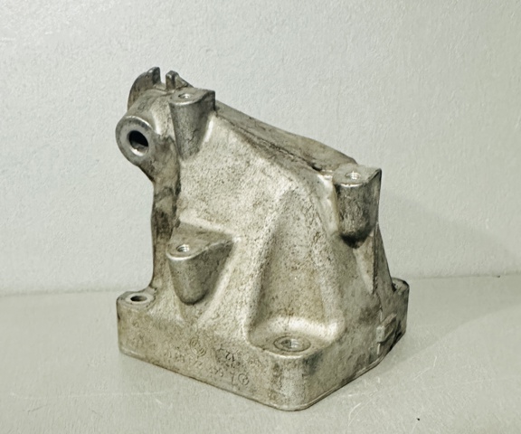 Кронштейн подушки (опори) двигуна, правої A6422230304 MERCEDES