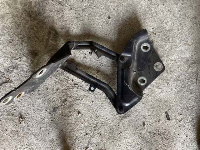 Петля капота, права 7L6823302A VAG