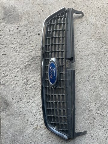 Решітка радіатора 7S718200A FORD