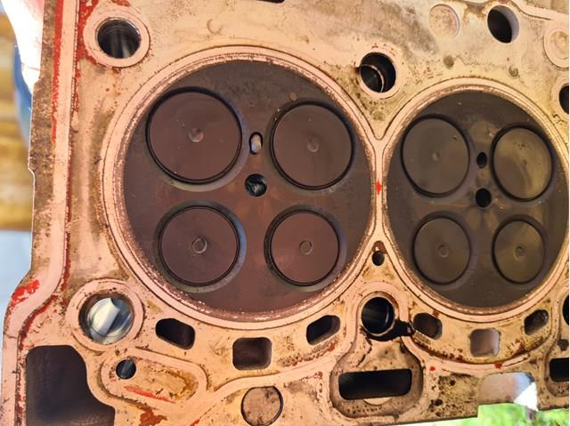 ГБЦ  двигуна 11128573401 BMW