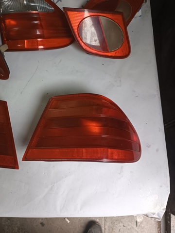 Задній правий зовнішній ліхтар A2108200264 MERCEDES