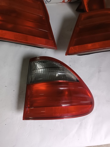 Задній правий зовнішній ліхтар A2108205464 MERCEDES