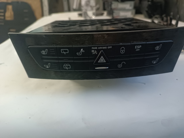 Кнопка включення аварійного сигналу A2116800552 MERCEDES