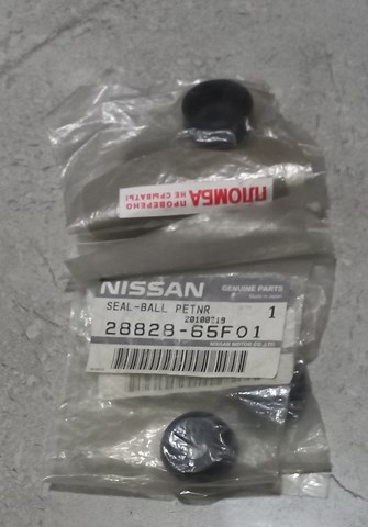 Заглушка гайки кріплення повідка переднього двірника 2882865F01 NISSAN