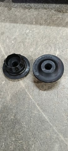 Подушка радіатора охолодження, нижня 215074U00A NISSAN