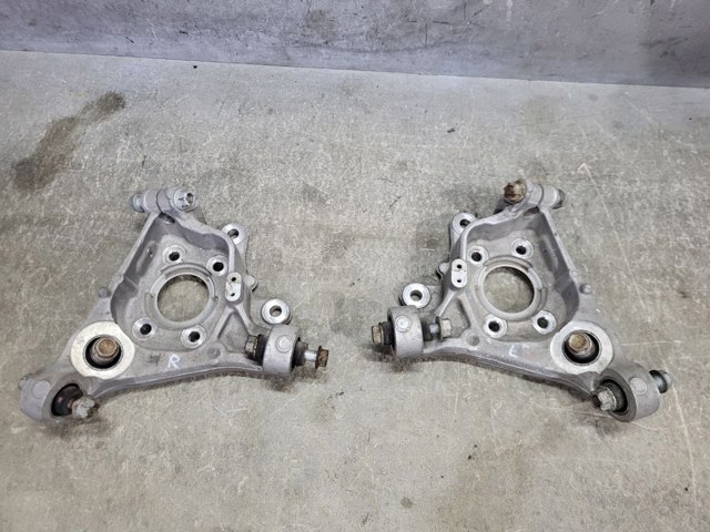 Кулак поворотний правий 430186RA1A NISSAN