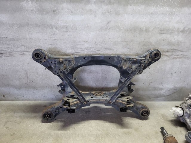 Балка задньої підвіски поперечна 554001MA0C NISSAN