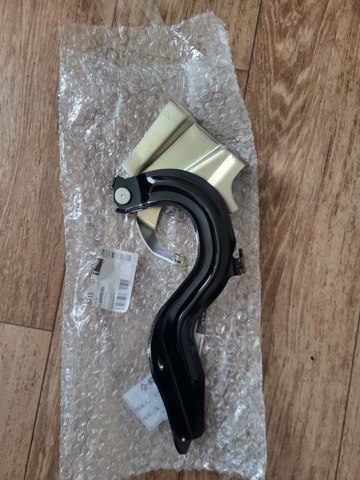 Шарнір капота правий 654004BA0A NISSAN