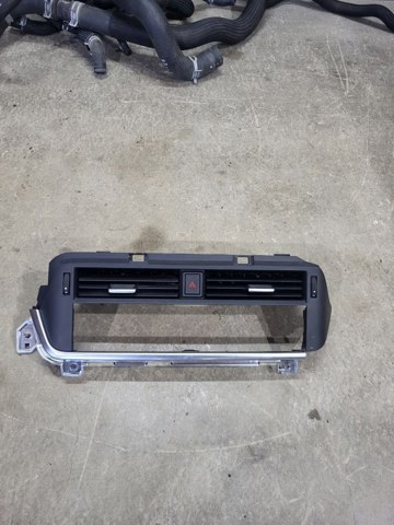 Решітка повітроводу 687506RR3A NISSAN