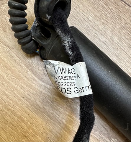 Амортизатор багажника правий 57A827852A VAG