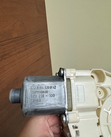 Мотор склопідйомника водійських дверей A2048200142 MERCEDES