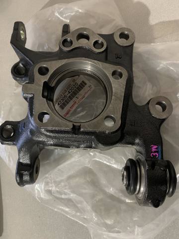Цапфа поворотна ліва 4230542020 TOYOTA