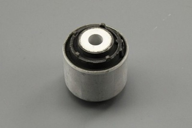 Сайлентблок нижнього важеля передньої підвіски 4M0407182B VAG