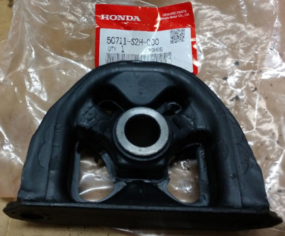 Сайлентблок (подушка) редуктора заднього моста, передній 50711S2H000 HONDA