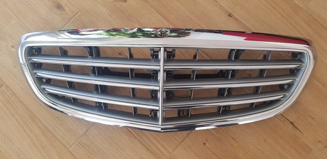 Решітка радіатора A2058801583 MERCEDES