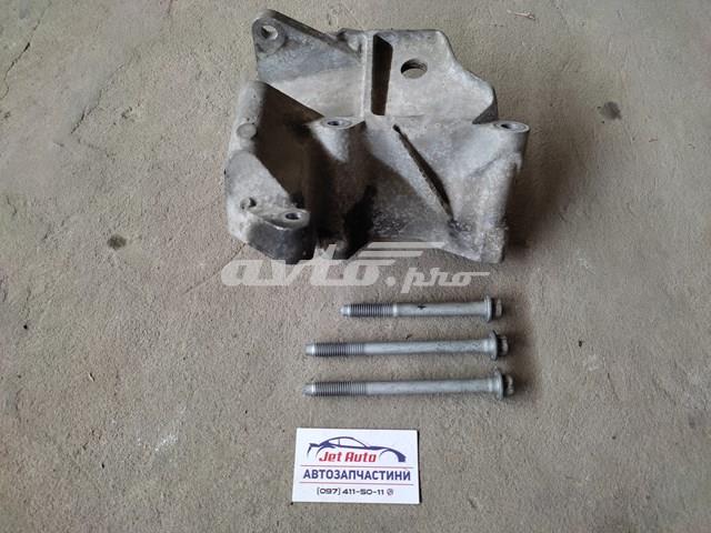 Кронштейн подушки (опори) двигуна, правої 30793561 VOLVO