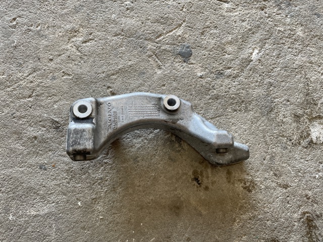Кронштейн компресора кондиціонера 31401869 VOLVO