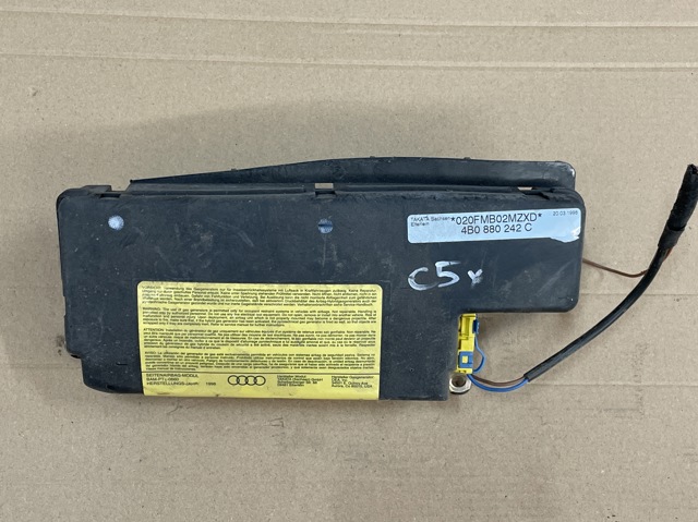 Подушка безпеки AIRBAG спинки сидіння, правого 4B0880242C VAG