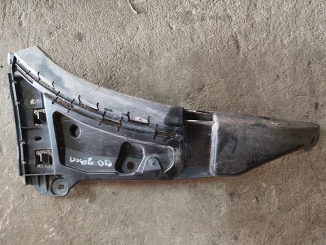 Ліве кріплення переднього бампера 8620563 VOLVO