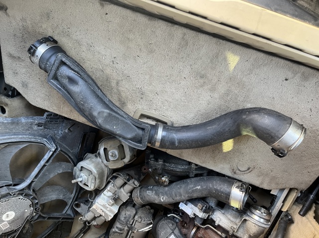 Шланг/патрубок інтеркуллера 11617800145 BMW