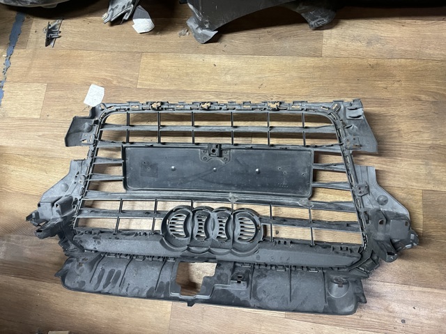 Облицювання радіатора 8V3853651 VAG