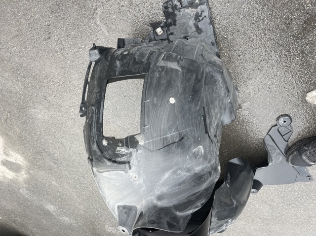 Підкрилок передній лівий A2466900100 MERCEDES