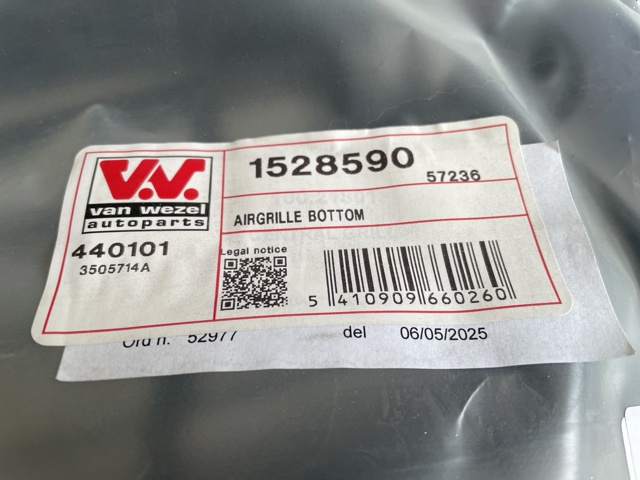 Решітка переднього бампера, центральна 1528590 VAN WEZEL