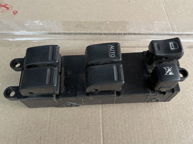 Кнопки переднього лівого склопід'ємника 25401EQ305 NISSAN