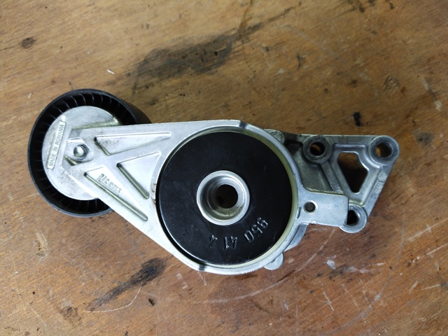 Натягувач приводного ременя 06A903315E VAG