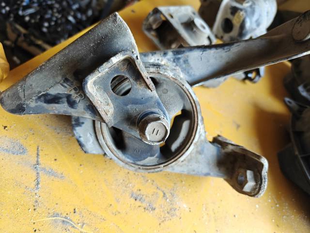 Опора двигуна задня 1237137250 TOYOTA