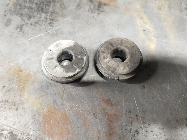 Подушка радіатора охолодження, нижня 1653520030 TOYOTA