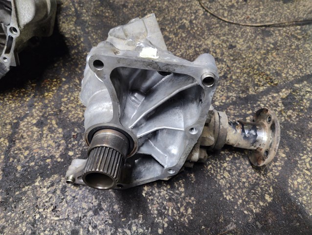 Роздавальна коробка 331008H513 NISSAN