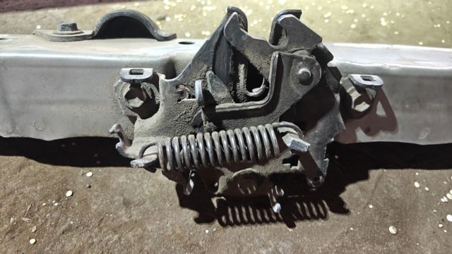 Запор капота (замок і привід замка капота) 5351042070 TOYOTA