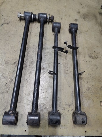 Балансир задній нижній, правий 551208H500 NISSAN