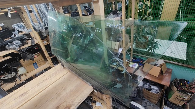 Скло пасажирських дверей 6810105030 TOYOTA