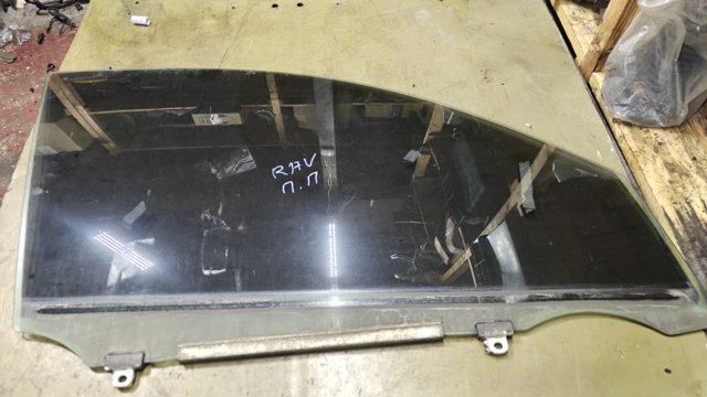 Скло передніх дверей, правих 6810142160 TOYOTA