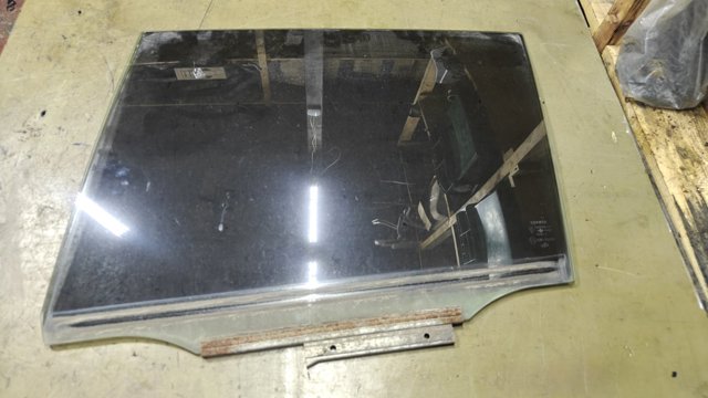 Скло задніх дверей, лівих 6810442120 TOYOTA