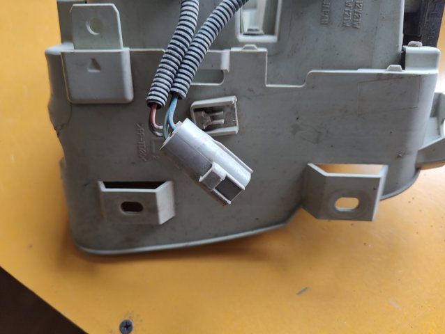 Кронштейн габариту (покажчика повороту) у бампері, правий 8151947060 TOYOTA
