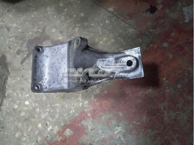 Кронштейн подушки (опори) двигуна, лівої A6122230204 MERCEDES
