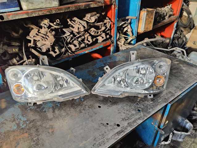 Фара передня права A6398201961 MERCEDES