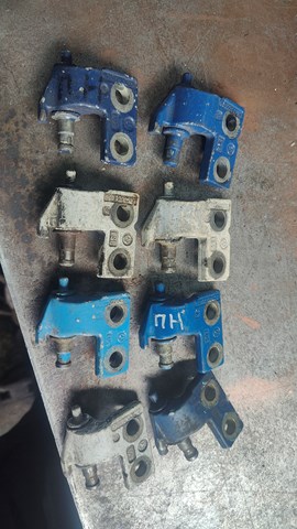 Петля передніх дверей права A9017200837 MERCEDES