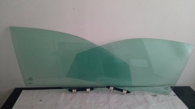 Скло передніх дверей, правих 73300T2FA00 HONDA