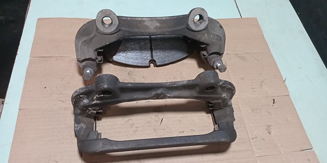 Скоба супорта переднього LR020369 LAND ROVER