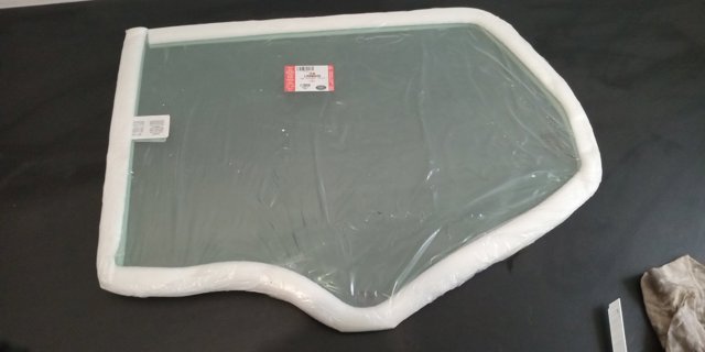 Скло заднє ліве LR044530 LAND ROVER